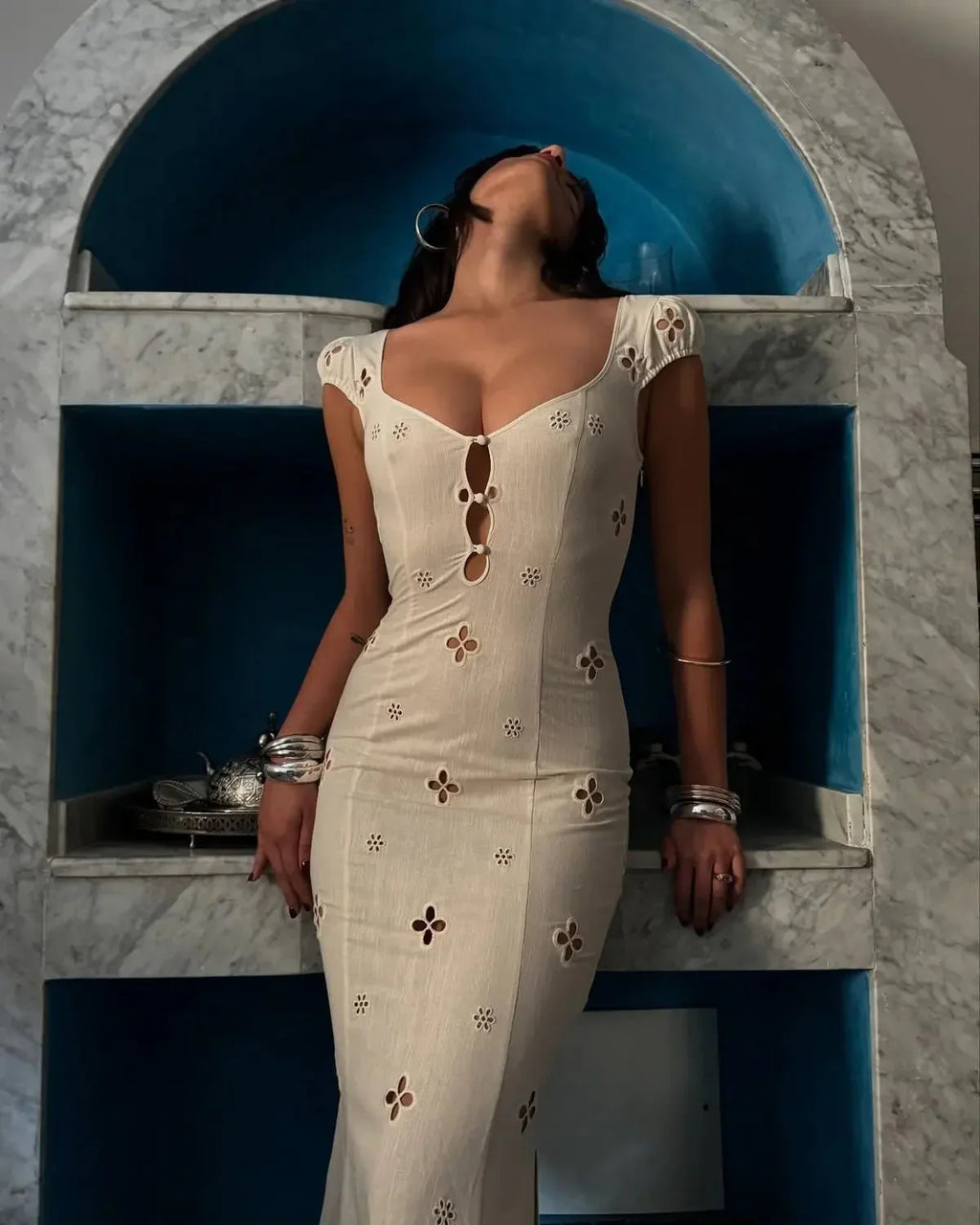 Elegante vestido midi bordado con aberturas