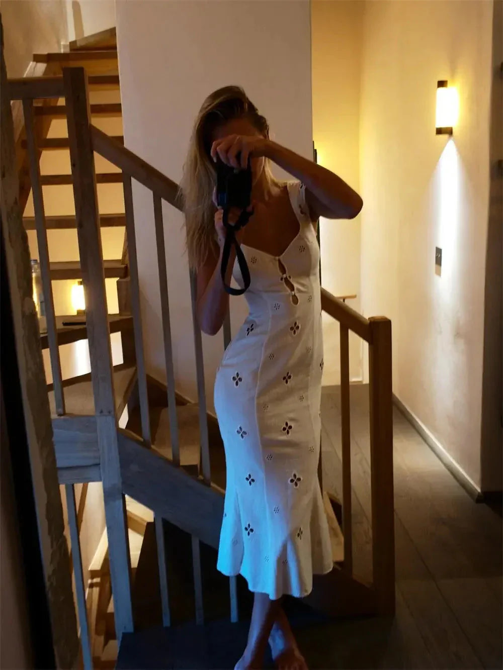 Elegante vestido midi bordado con aberturas