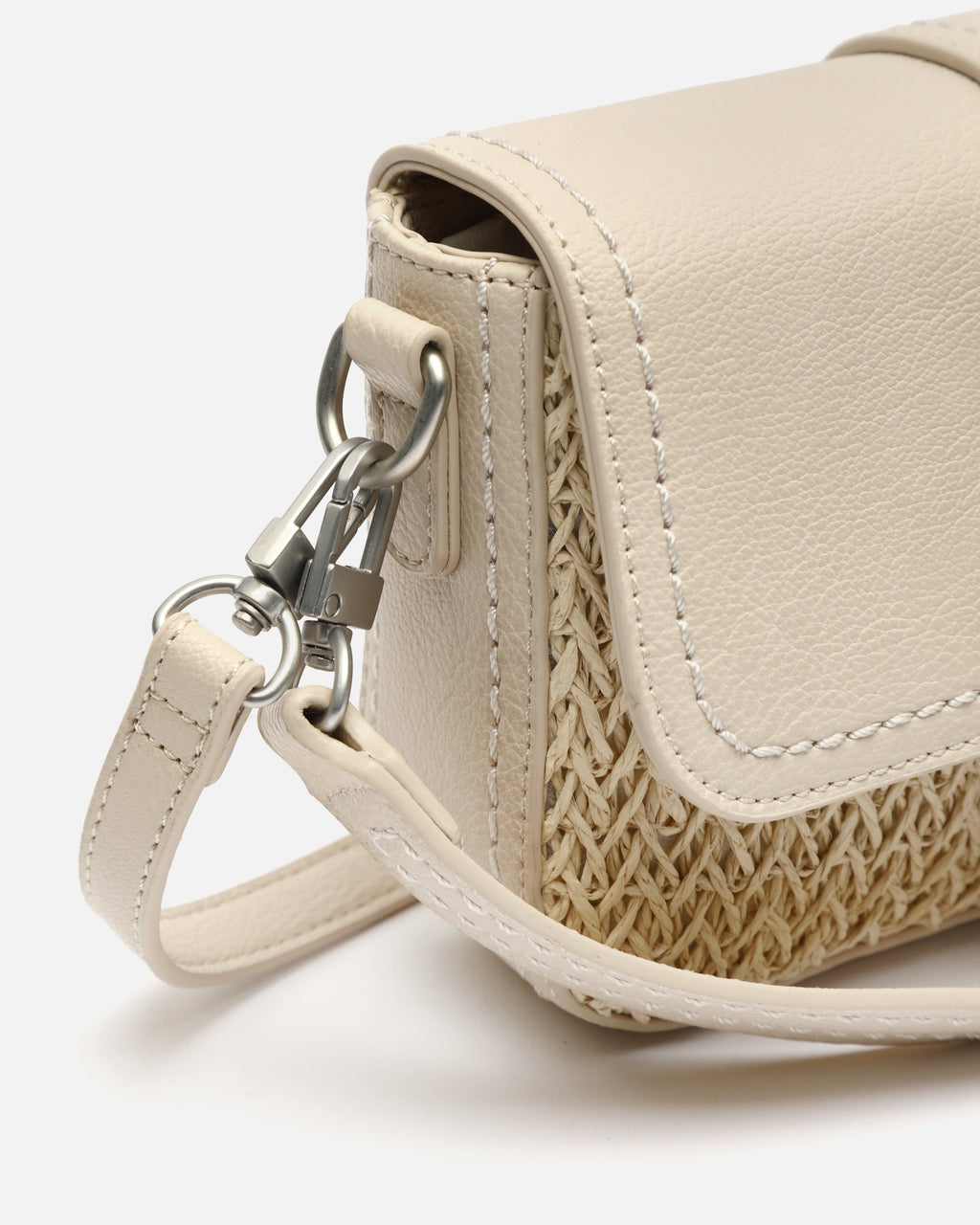 Tichin bolso bandolera pequeño con solapa efecto rafia