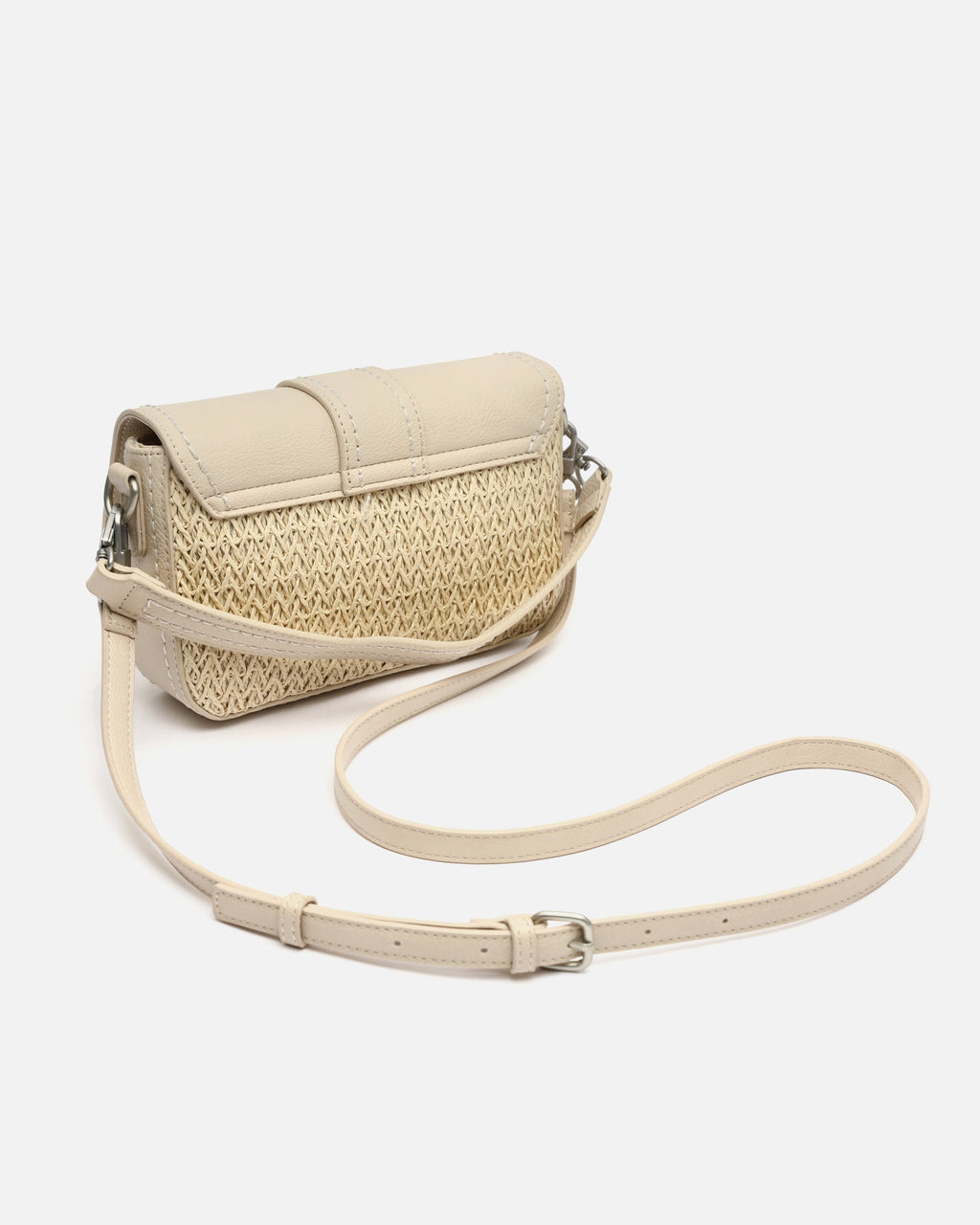 Tichin bolso bandolera pequeño con solapa efecto rafia