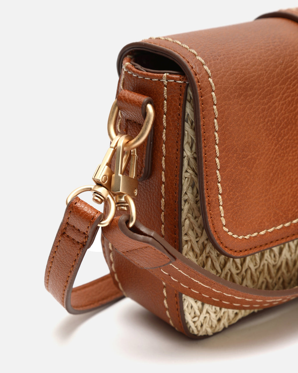 Tichin bolso bandolera pequeño con solapa efecto rafia