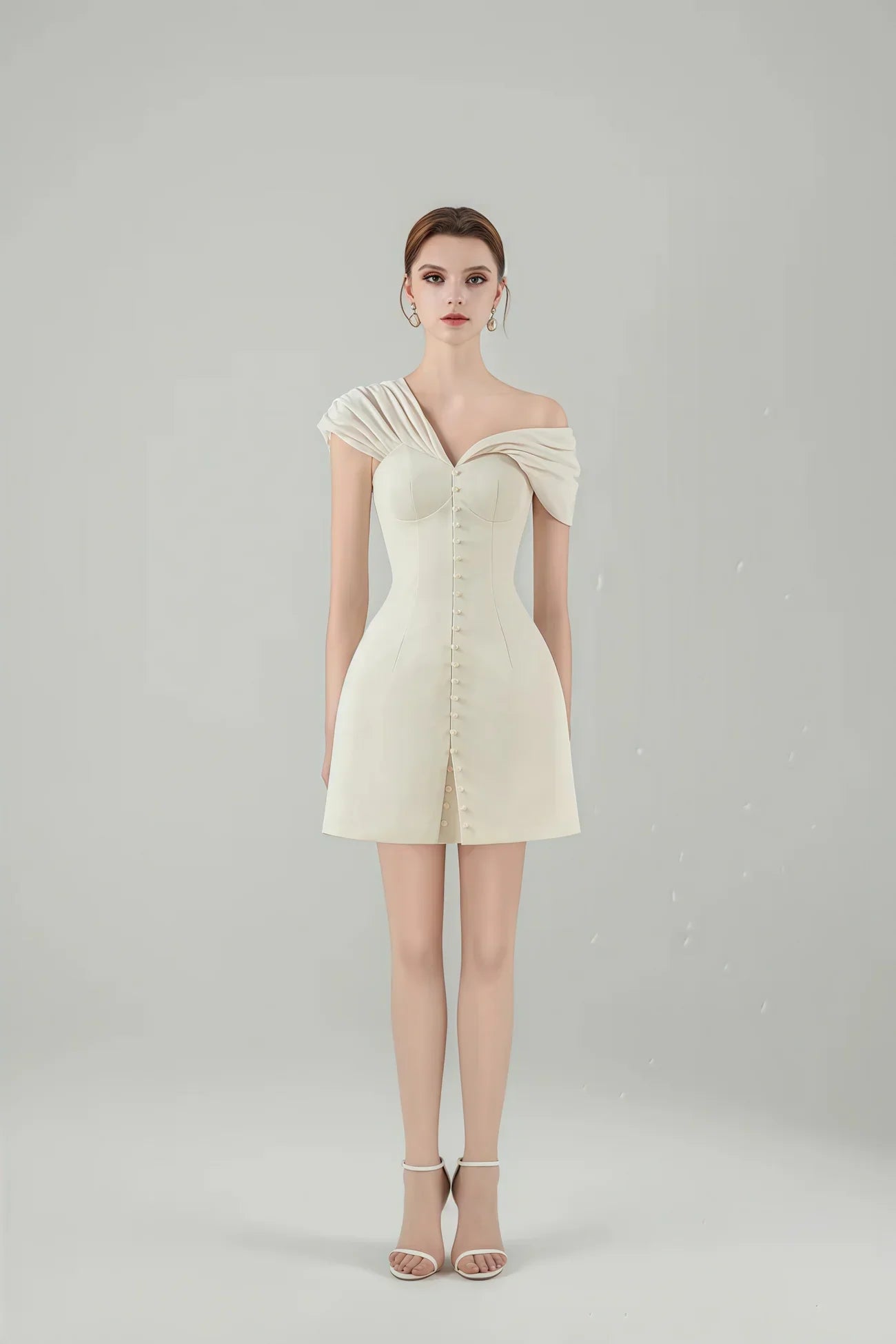 Minivestido Alistair en color blanco crema con escote pronunciado y fruncidos