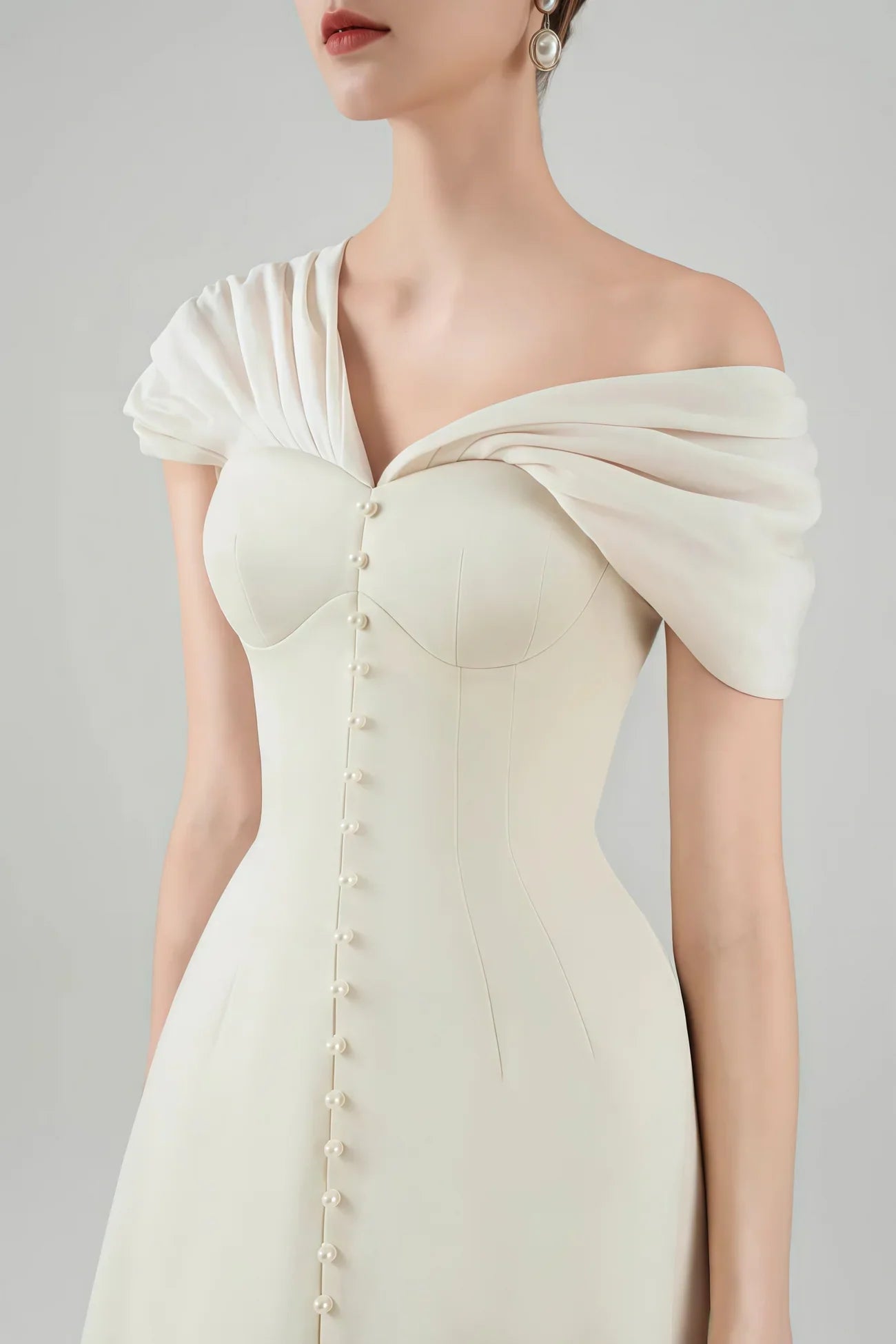 Minivestido Alistair en color blanco crema con escote pronunciado y fruncidos