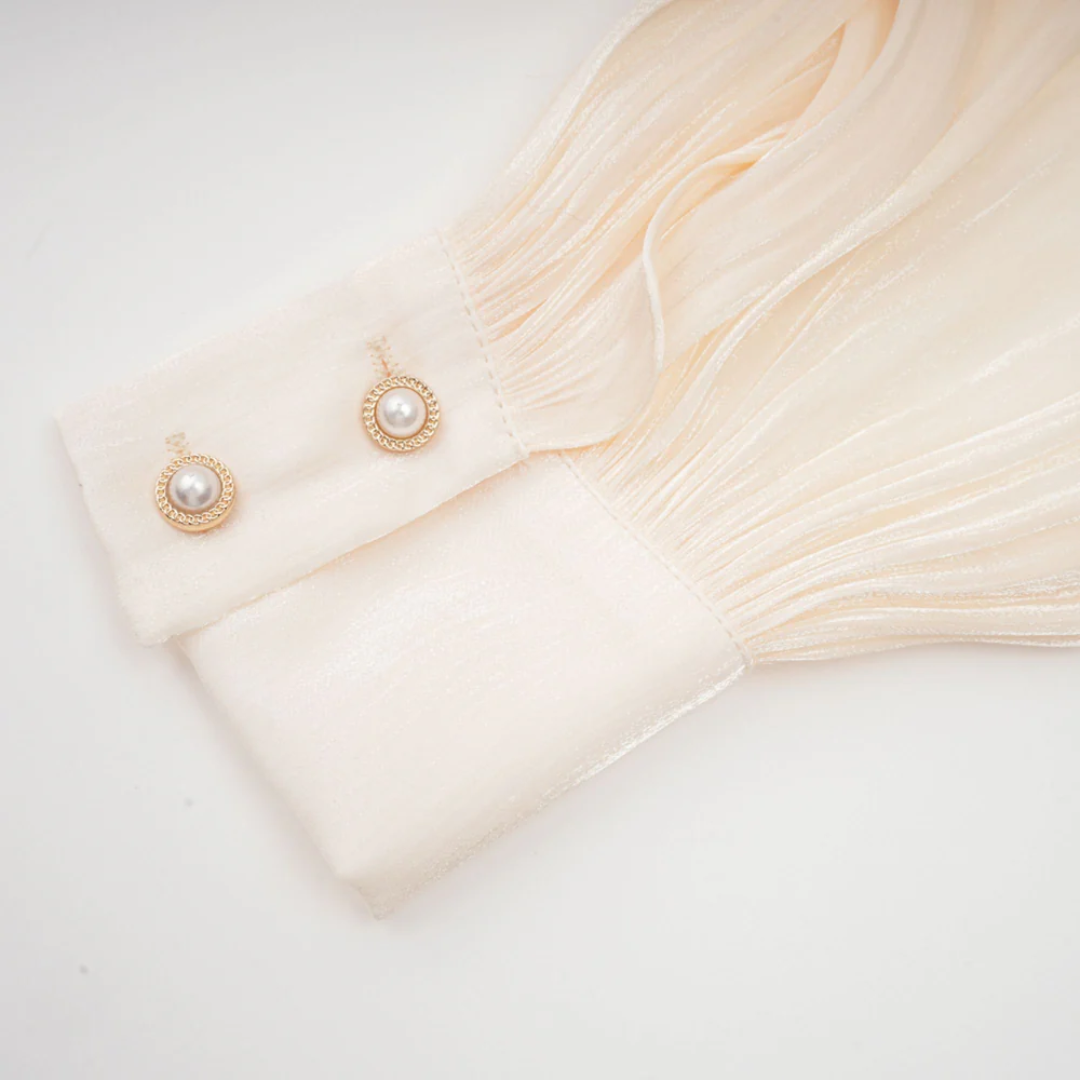 Eugénie - Vestido corto en tono neutro, totalmente plisado con volantes