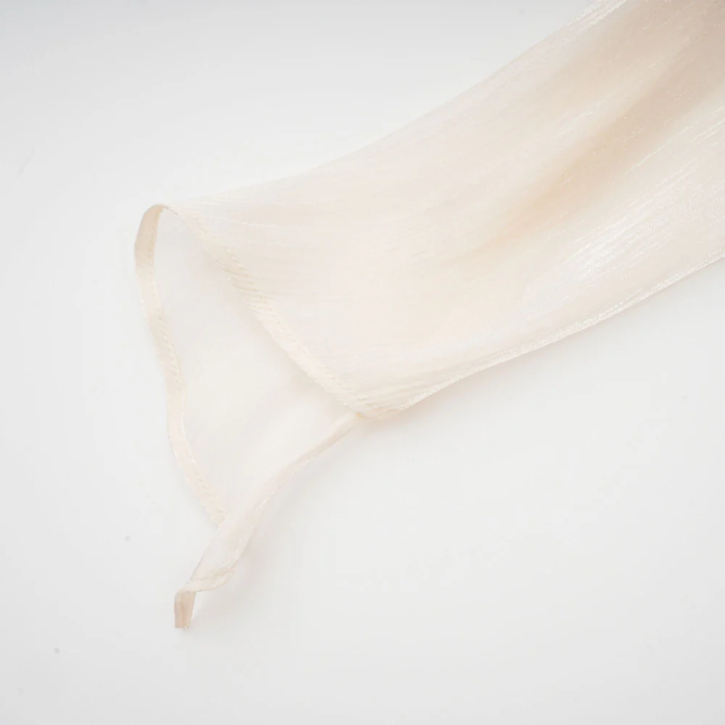 Eugénie - Vestido corto en tono neutro, totalmente plisado con volantes