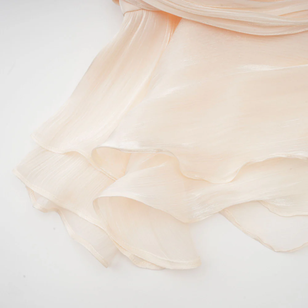 Eugénie - Vestido corto en tono neutro, totalmente plisado con volantes