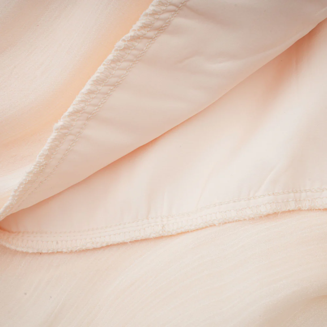 Eugénie - Vestido corto en tono neutro, totalmente plisado con volantes