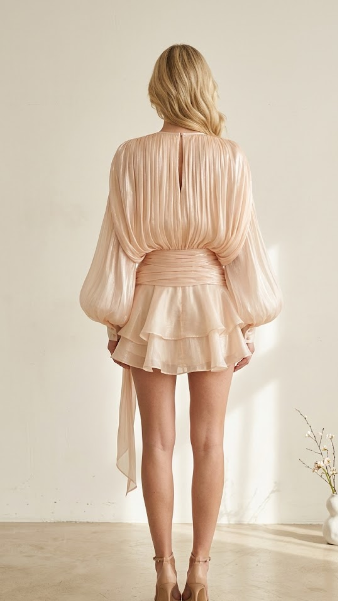 Eugénie - Vestido corto en tono neutro, totalmente plisado con volantes