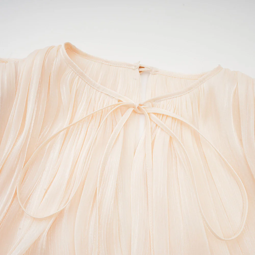 Eugénie - Vestido corto en tono neutro, totalmente plisado con volantes