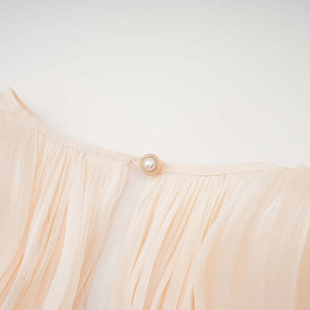 Eugénie - Vestido corto en tono neutro, totalmente plisado con volantes