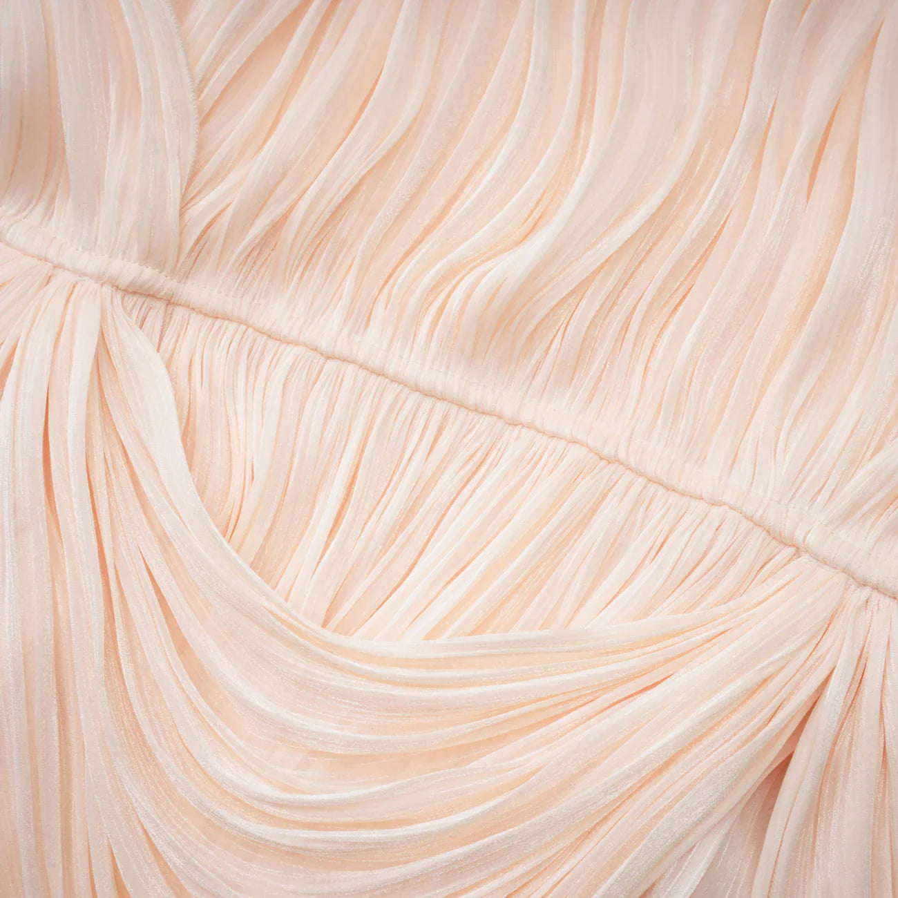Minivestido plisado con volantes en tonos neutros de Halvard
