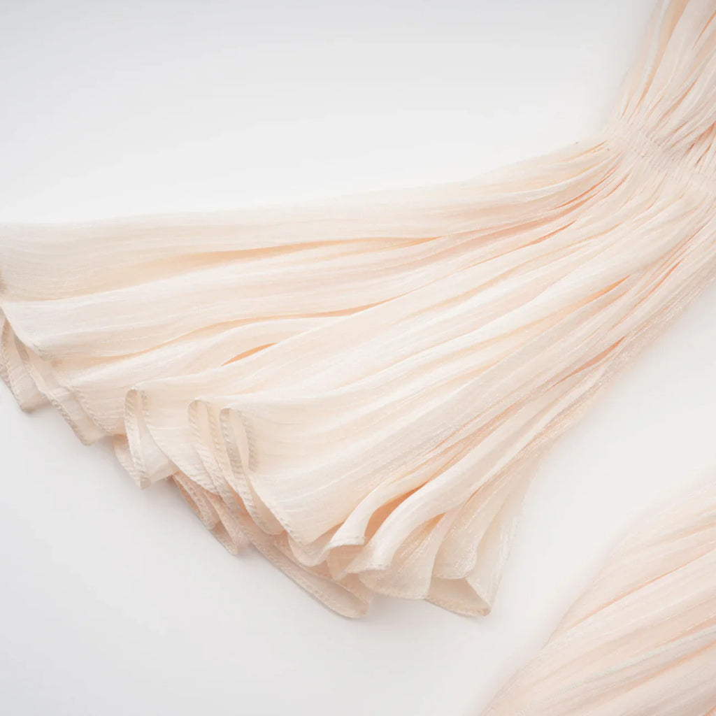 Minivestido plisado con volantes en tonos neutros de Halvard