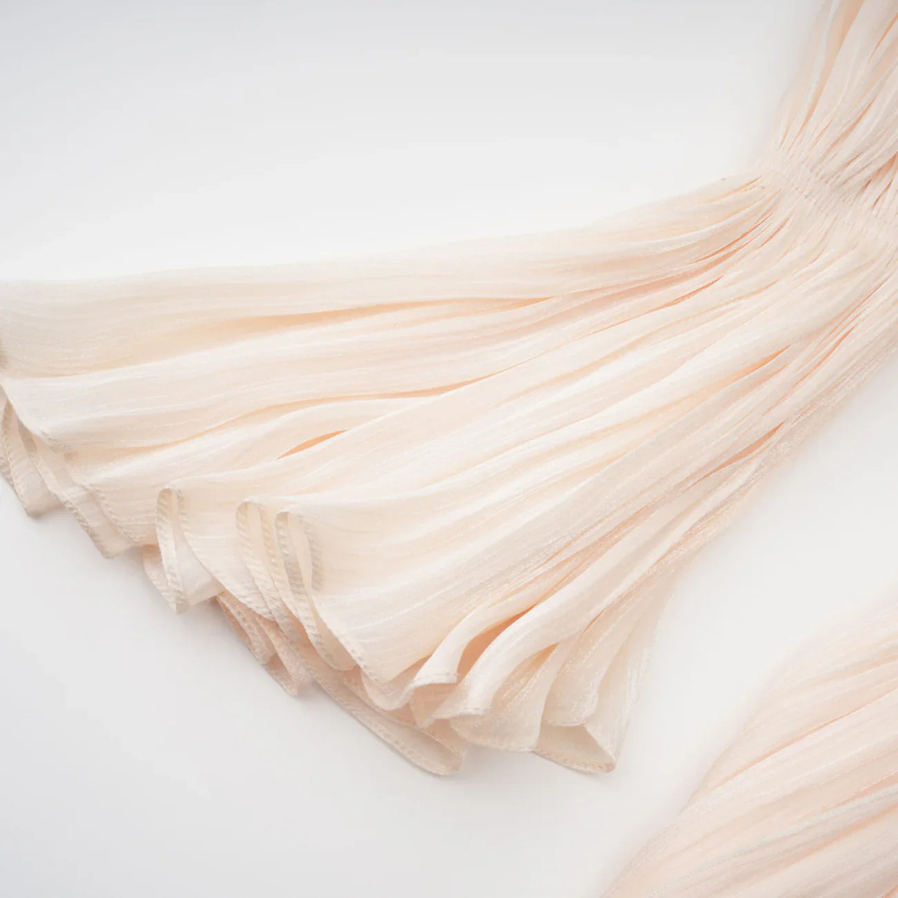 Minivestido plisado con volantes en tonos neutros de Halvard
