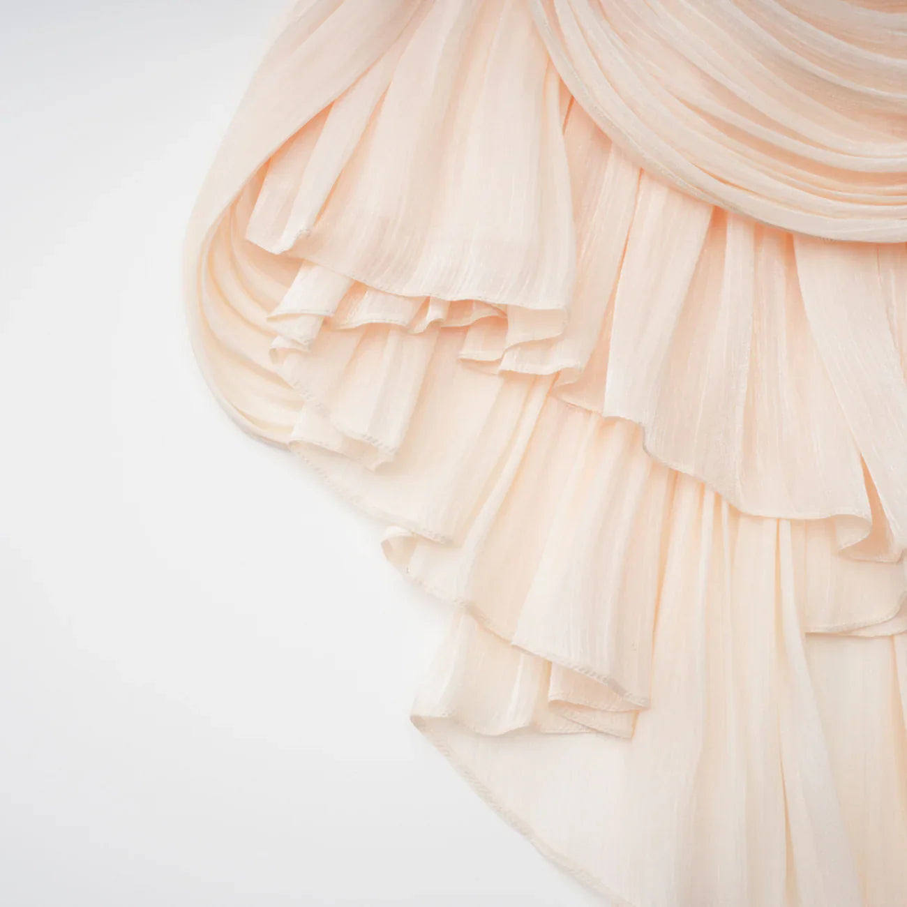 Minivestido plisado con volantes en tonos neutros de Halvard