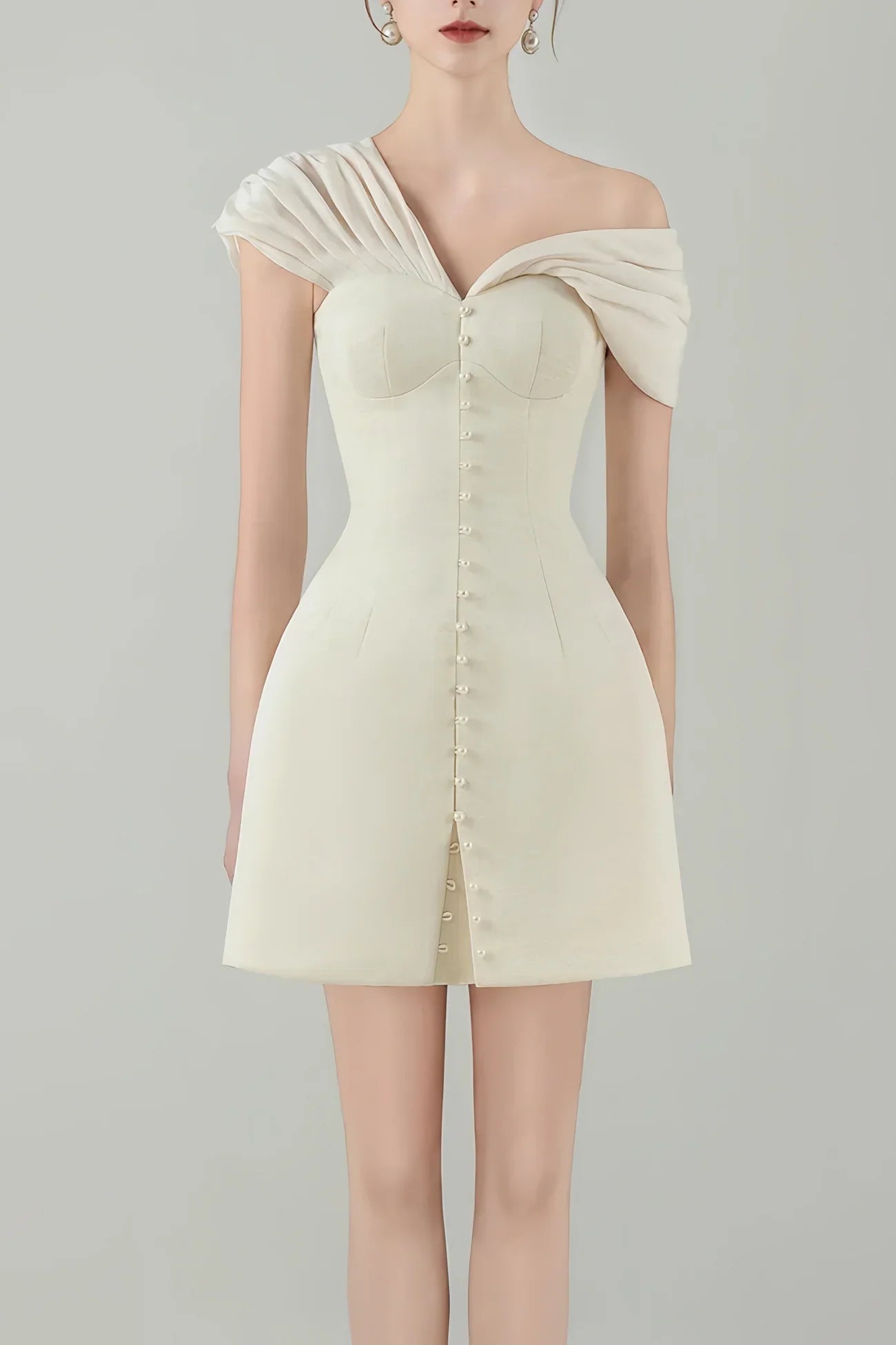 Minivestido Alistair en color blanco crema con escote pronunciado y fruncidos