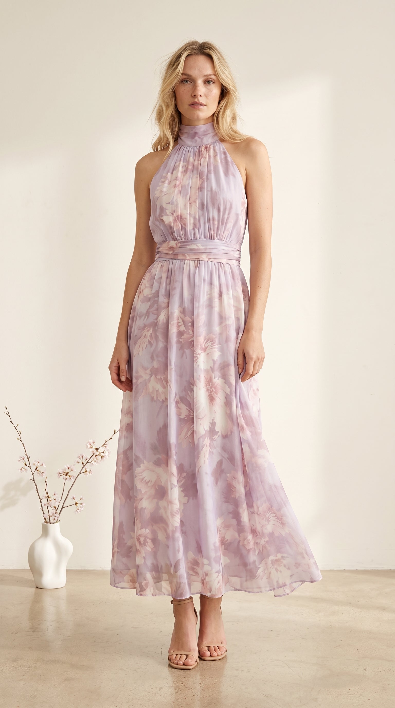 Vestido largo de gasa verde con estampado floral y escote halter