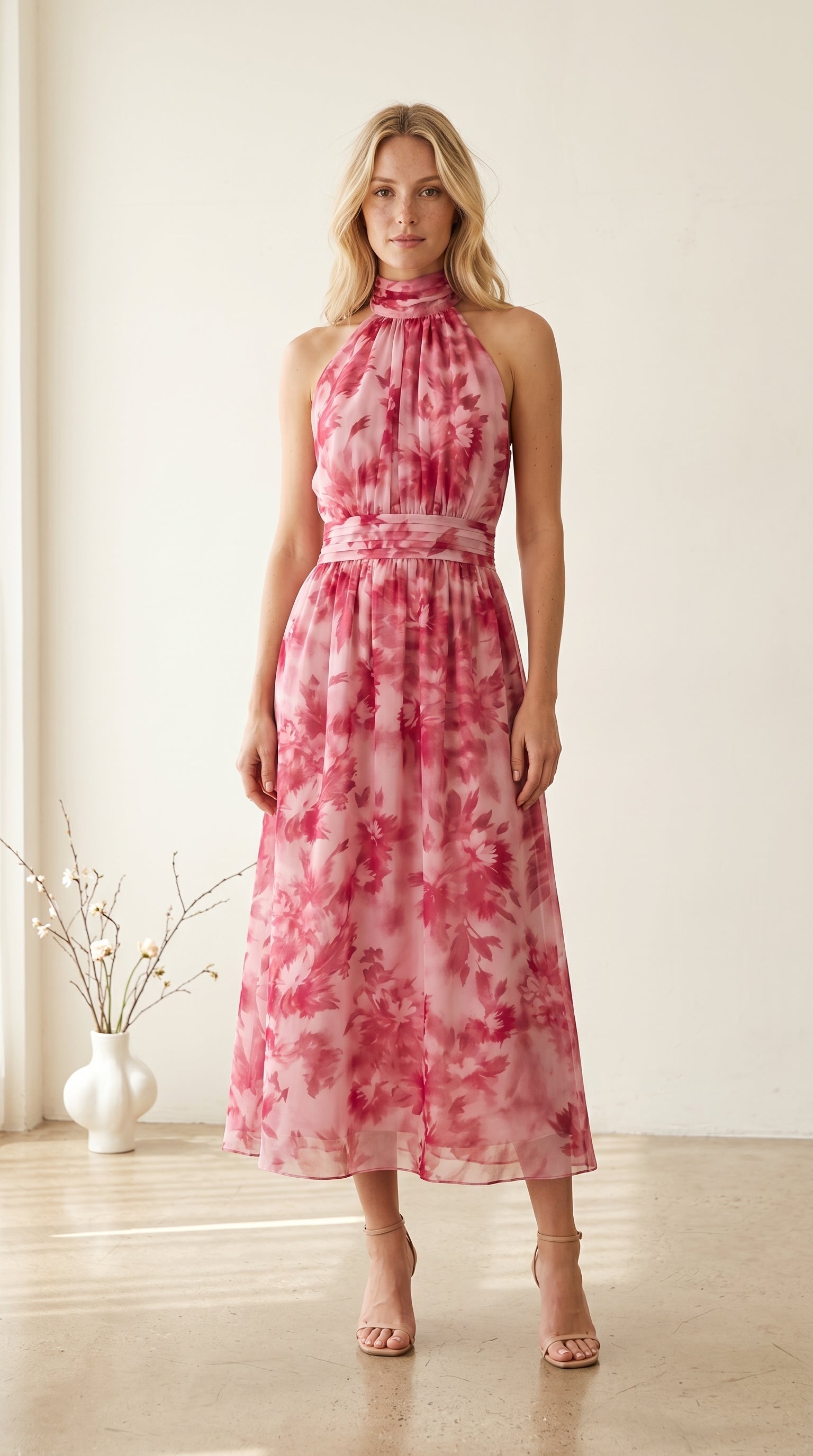 Vestido largo de gasa verde con estampado floral y escote halter