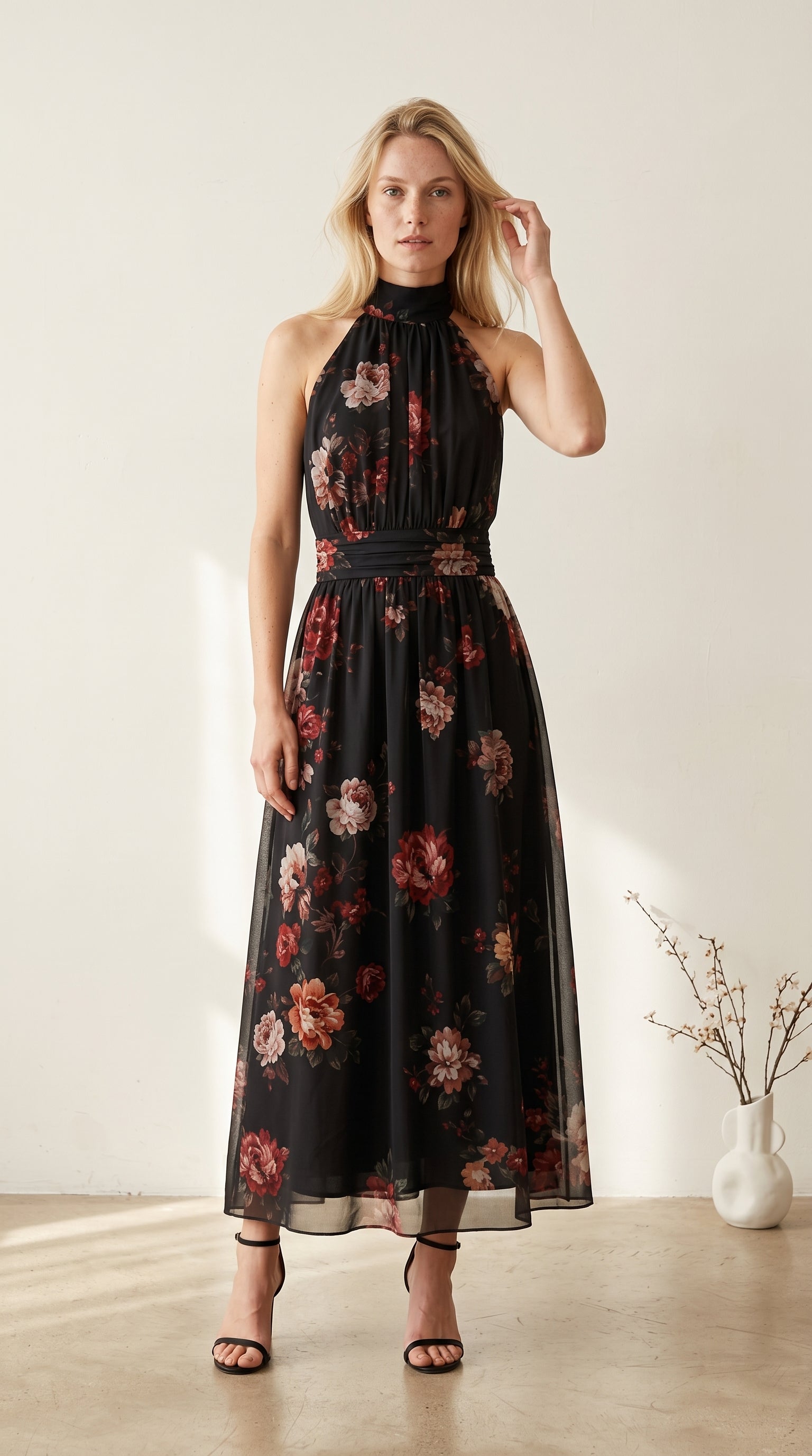 Vestido largo de gasa verde con estampado floral y escote halter