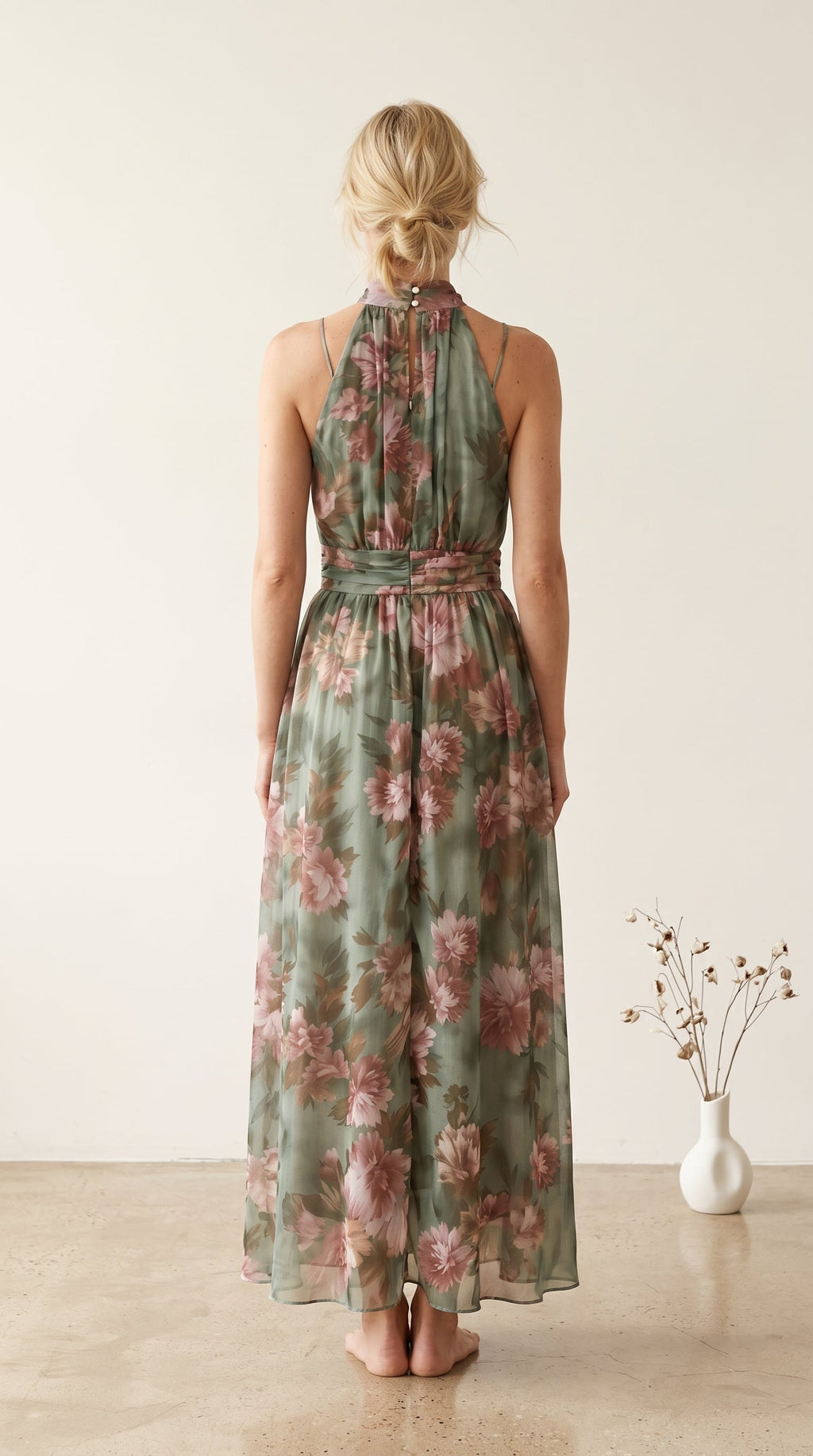 Vestido largo de gasa verde con estampado floral y escote halter