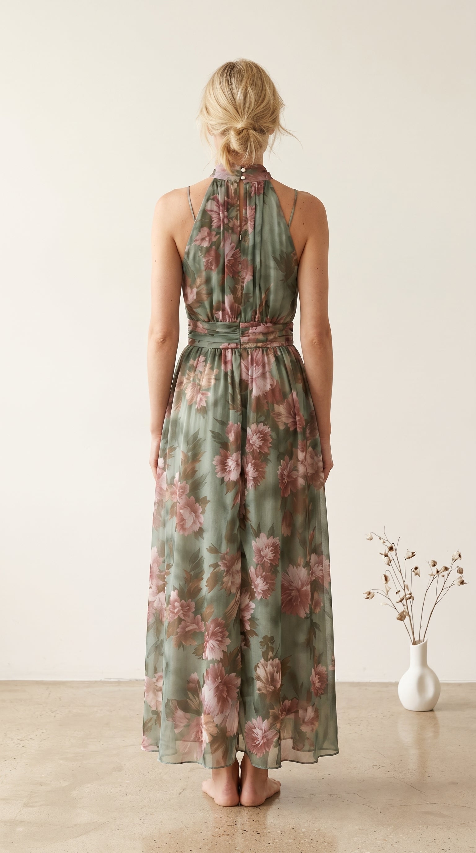 Vestido largo de gasa verde con estampado floral y escote halter