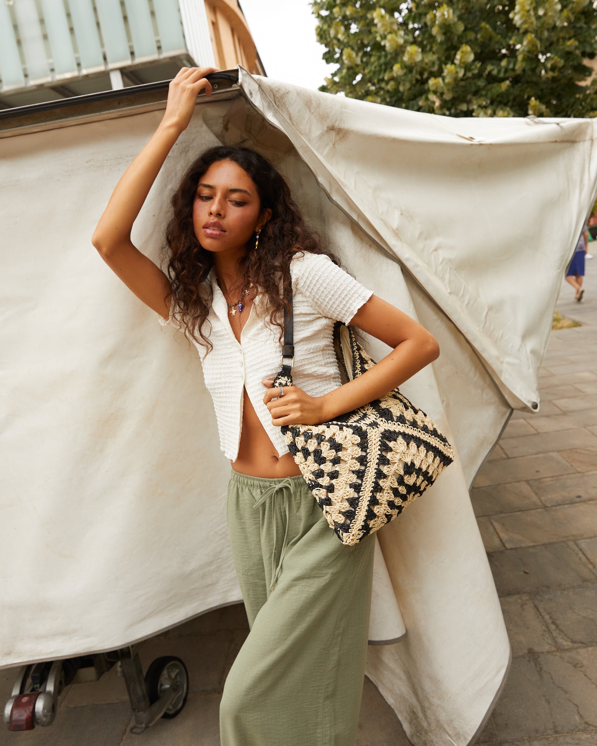 Ushu bolso hobo efecto rafia con estampado