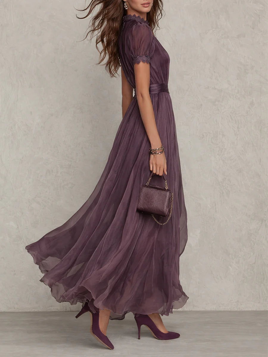 Flavia • Vestido largo morado con escote en V y ribete de encaje de gasa