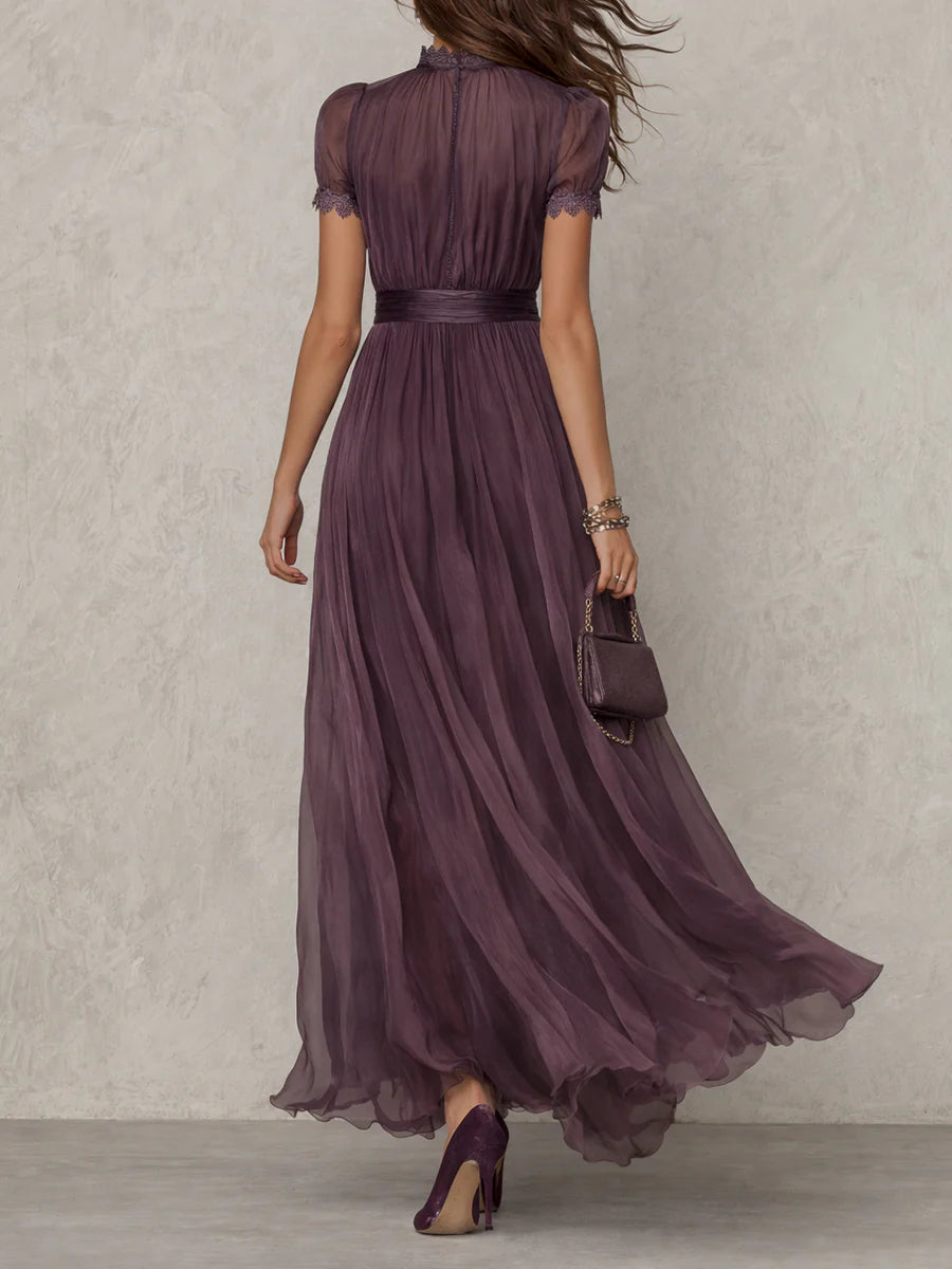 Flavia • Vestido largo morado con escote en V y ribete de encaje de gasa