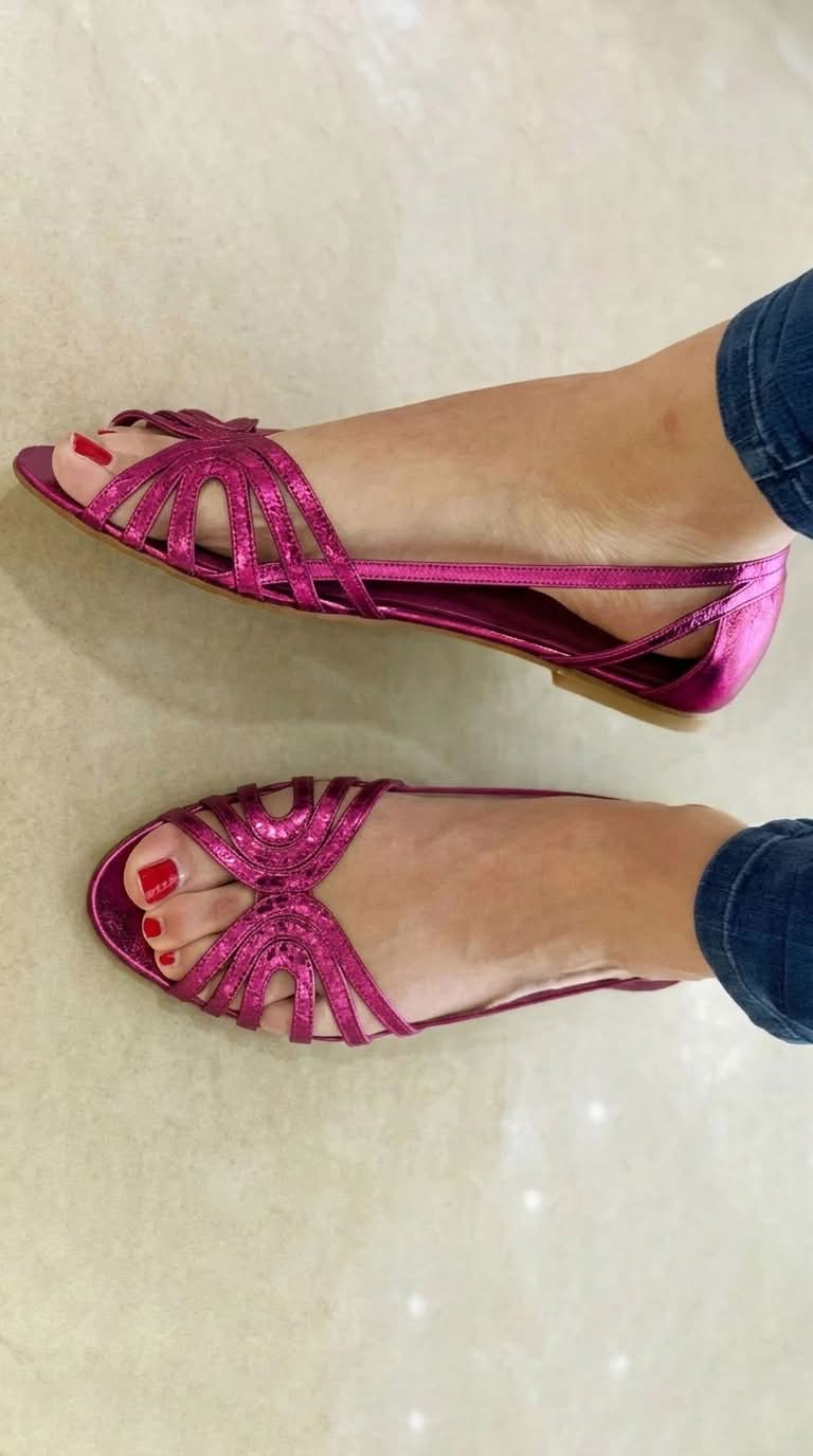 Sandalias con punta abierta y brillo metálico