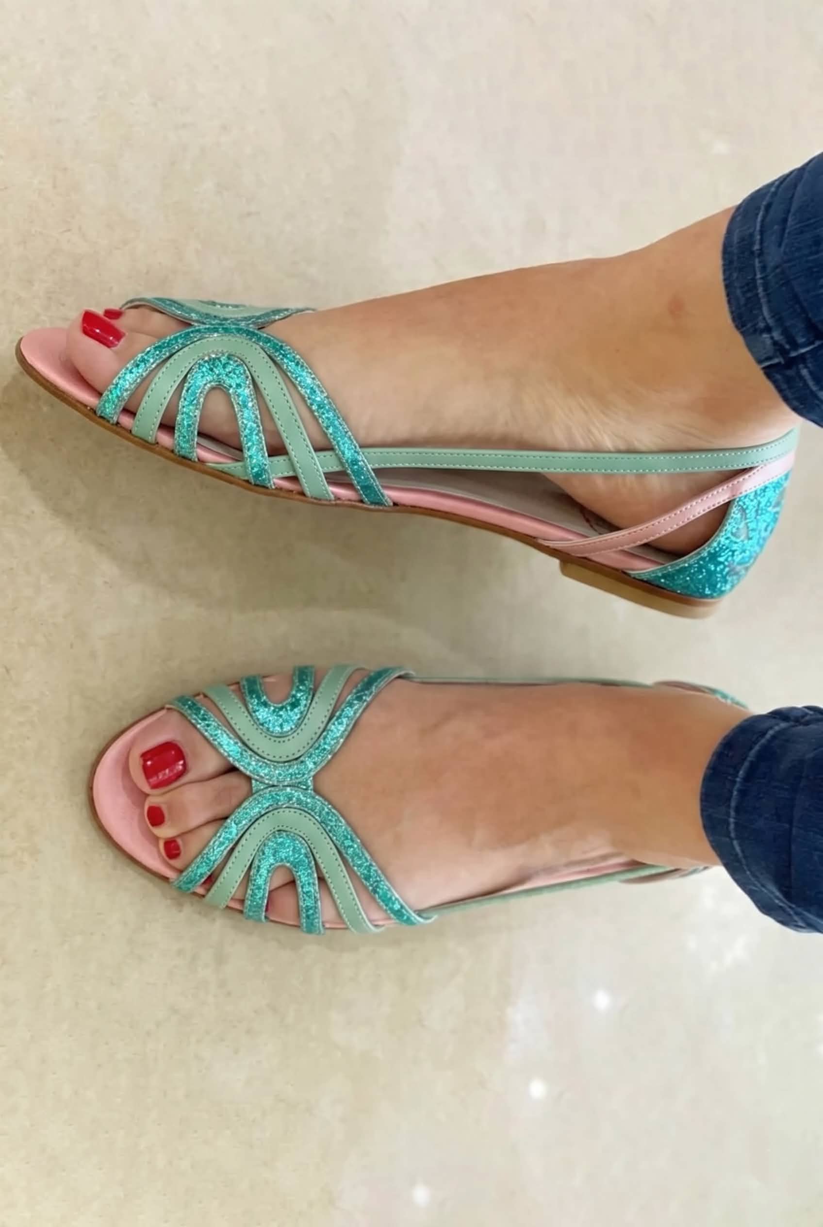Sandalias con punta abierta y brillo metálico