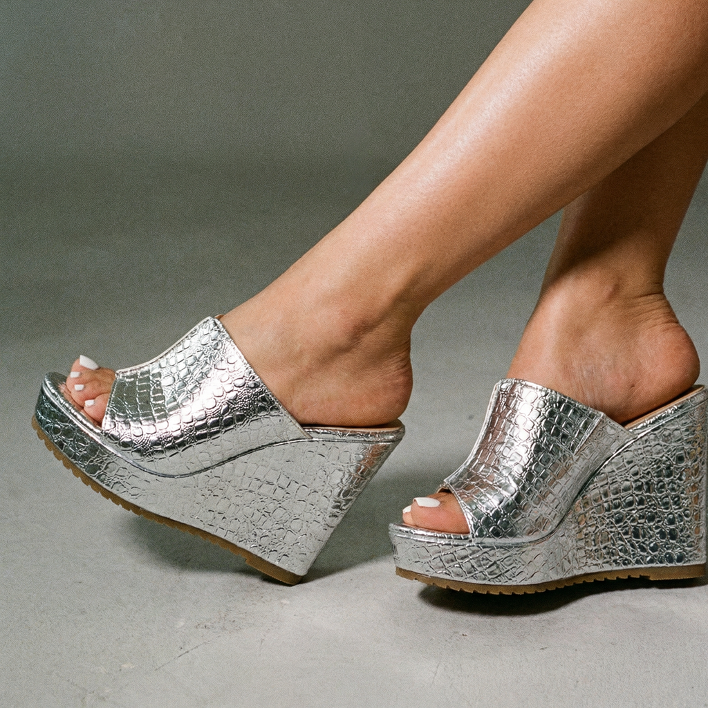 Elara • Sandalias de cuña con brillo elegante