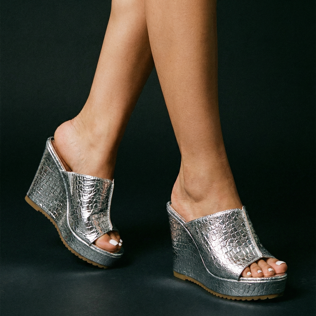 Elara • Sandalias de cuña con brillo elegante