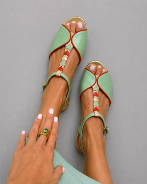 Mara Sandalias Planas Slingback con Punta Abierta y Detalle de Corazón