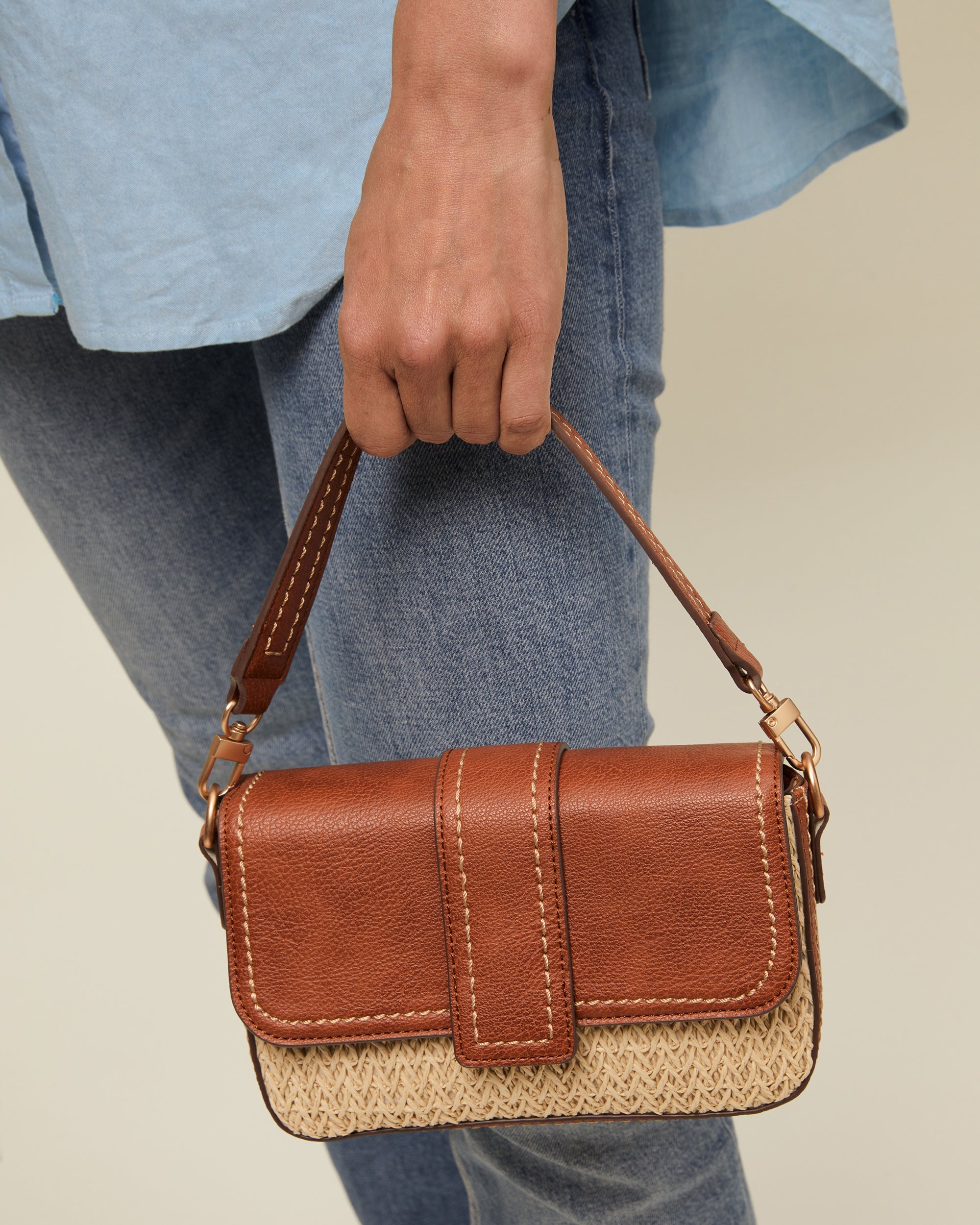 Tichin bolso bandolera pequeño con solapa efecto rafia
