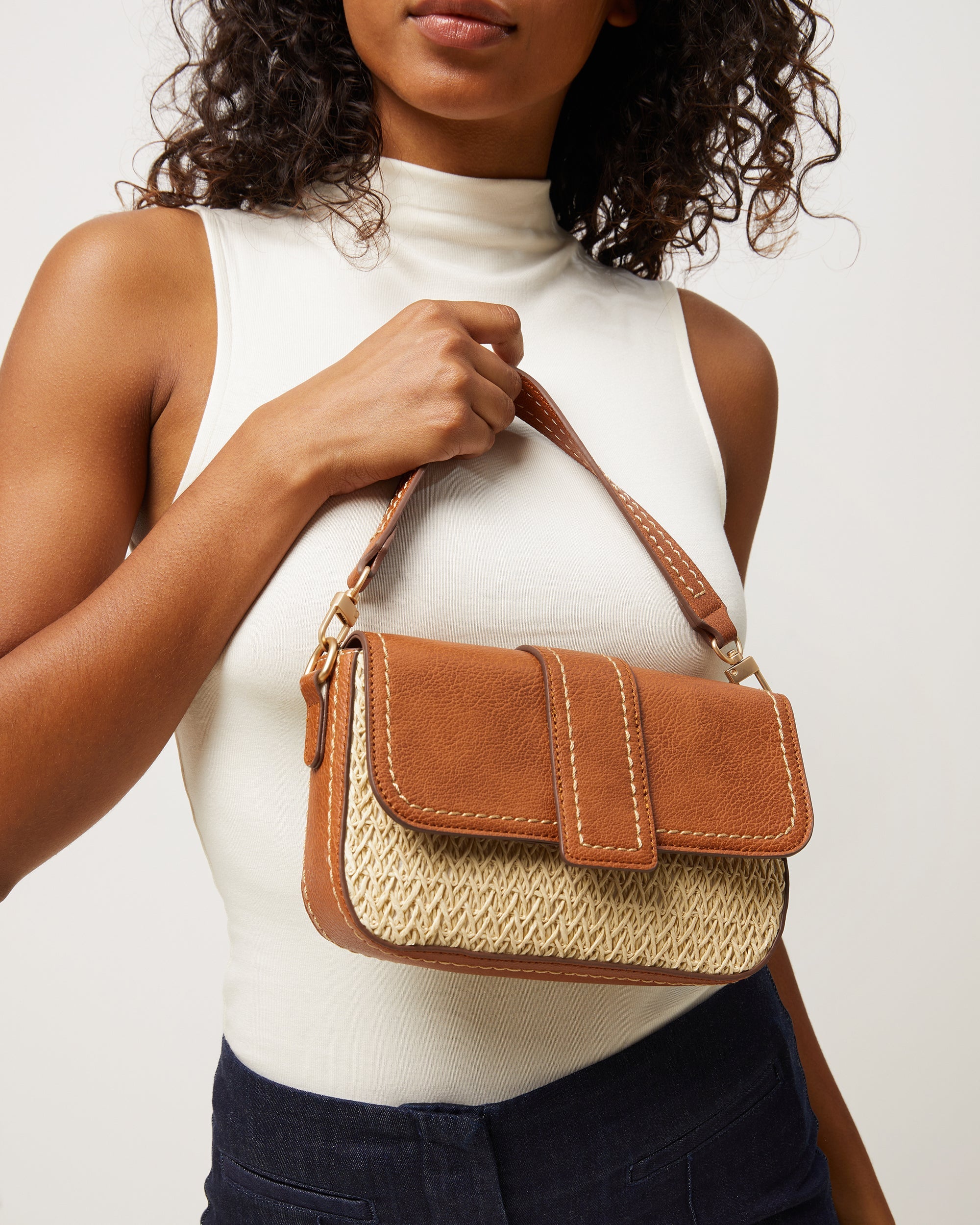 Tichin bolso bandolera pequeño con solapa efecto rafia