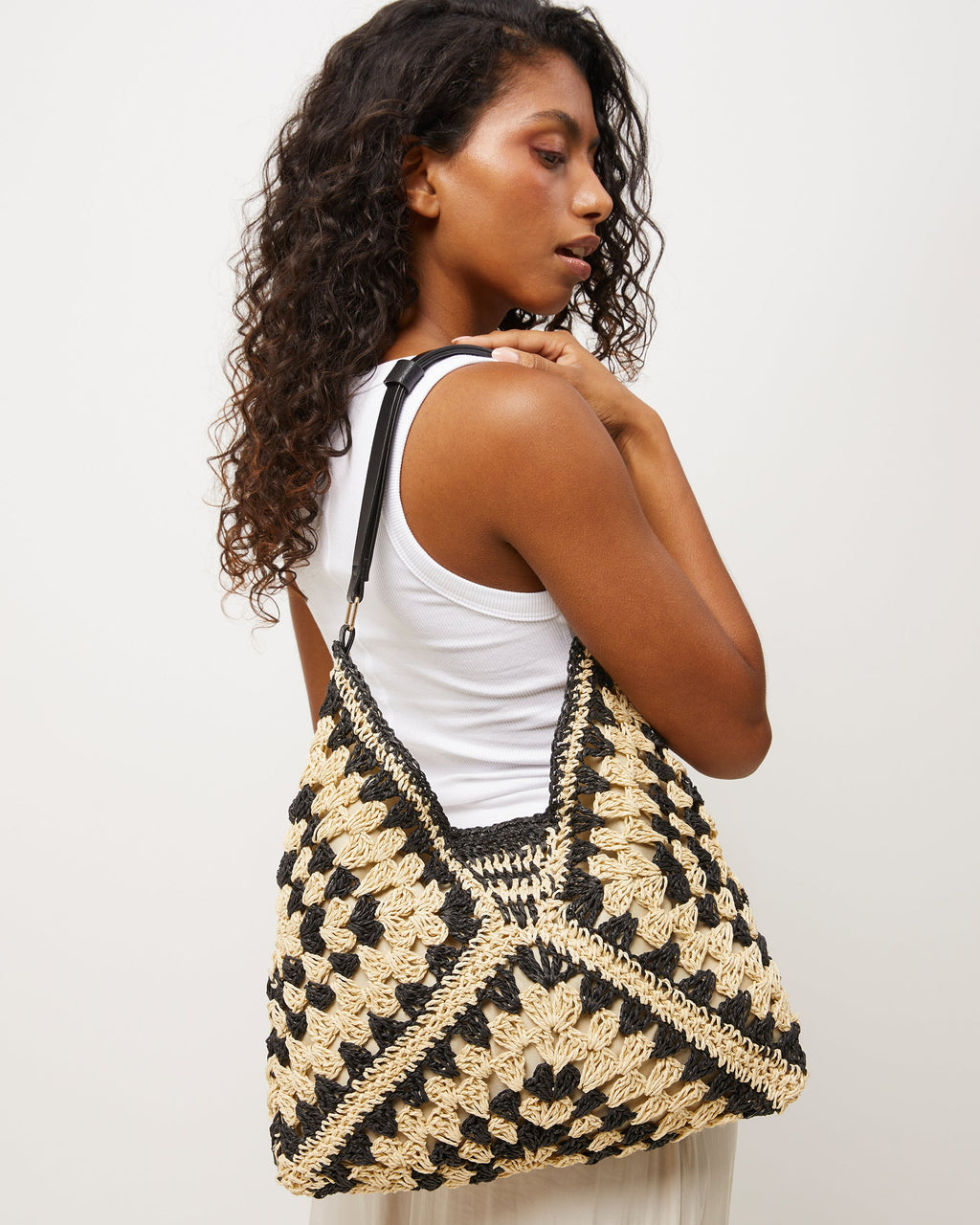 Ushu bolso hobo efecto rafia con estampado